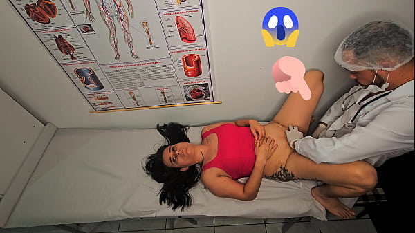 Ginecologista dedilha o cu e fode paciente! 
