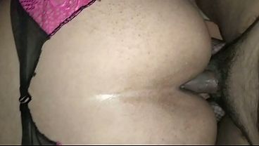 Mujer madura empinada recibiendo unas ricas metidas de verga 