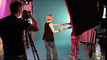 Nonton Constantly Losing Balance, Milf Needs Help With Staying Still On Her Rollerblades. The Cameraman Helps Out, But Things Get Flirty. With An Erection That Big, The Milf Begs Him To Stick It In Her Bum. thumbnail