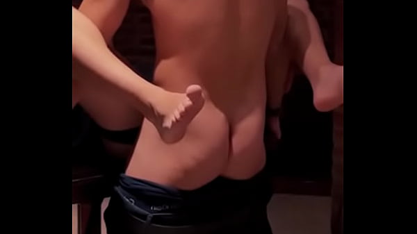 CUANDO MI NOVIA SE VA DE VIAJE ME FOLLO AL VEINO GAY DE LA CUADRA 