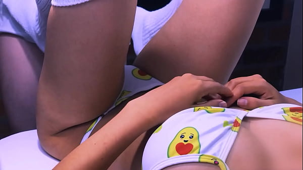 El padrastro invitó a la mejor_amiga a_su biblioteca y_terminaron en algo más