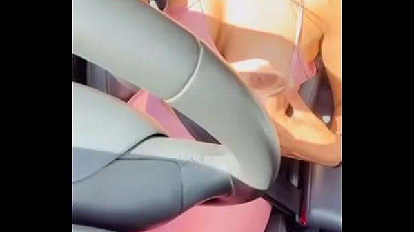 MOSTRANDO O PEITO NO TRÂNSITO