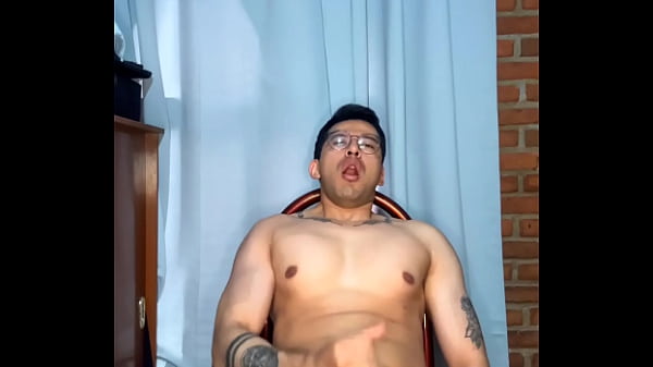 Play MP4 - Macho verg&oacute;n mexicano guapo masturb&aacute;ndose rico