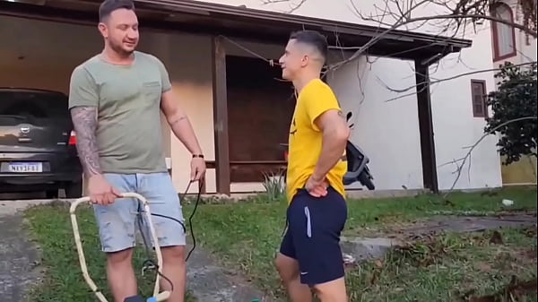 Play MP4 - Dei pro amigo do meu marido enquanto ele estava no quintal cortando grama e conversando comigo&excl;&excl;