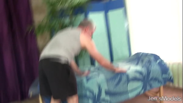 Nonton Masseur Shoves His Red Dildo Into Lorelai Givemore's Fat Pussy thumbnail