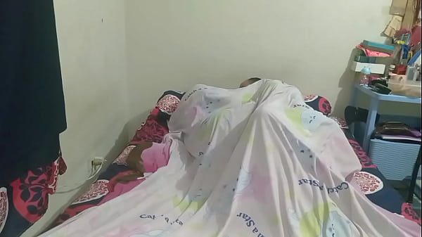 RICA follada le da el PADRASTRO a su HIJASTRA en su propia cama 