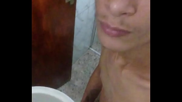 Lavando o Pau depois do sexo dotado 