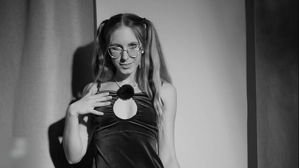 Nonton She Has No Panties, Wait For The Right Moment thumbnail