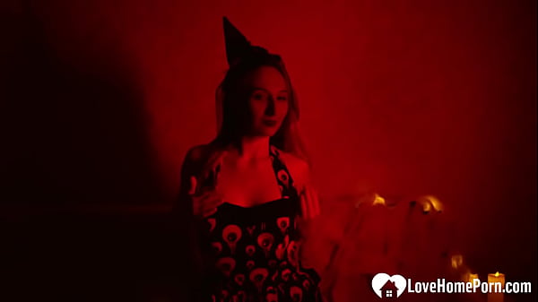 Nonton Solo Redhead Masturbates In The Red Light thumbnail