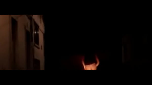 Haciendo travesuras en una calle oscura