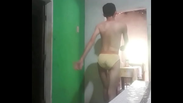 De cueca amarela andando 