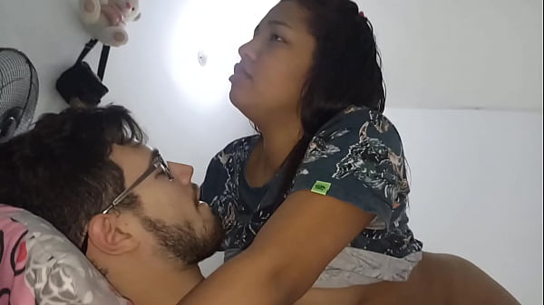 Play MP4 - Todos estaban fuera de casa y entre a la habitaci&oacute;n de mi hermanastra y la sorprend&iacute; grabando le gust&oacute; y terminamos follando colombiana puta en Estados Unidos pikaa6 and gluspet