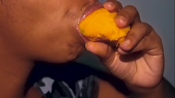 Sexy mouth ebony playing with_a mango