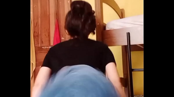Novinha dan&ccedilando funk sem calcinha
