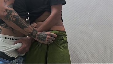 Colega da academia de pauz&atilde_o gigante se entregou gemendo gostoso video thumbnail