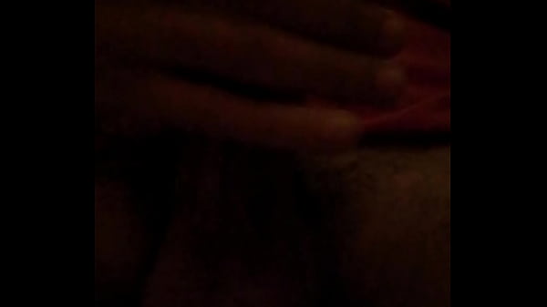 J&oacute_ven se masturba en el ba&ntilde_o