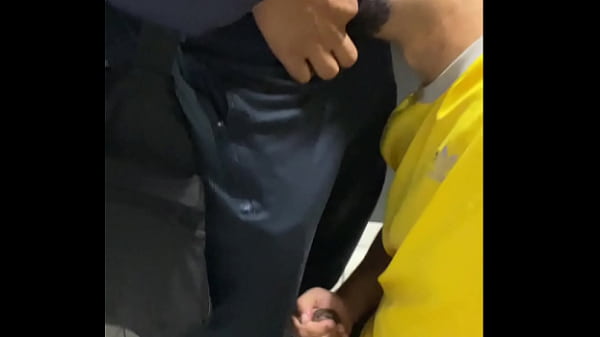 Fazendo A Festa Machos No Wc Na Madrugada. thumbnail