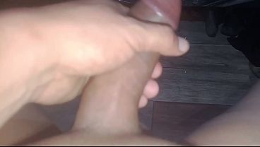 Joven amateur tirando de su linda polla kairober espa&ntilde;ol