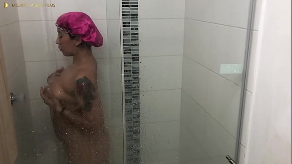 espiando ami ti4_mientrasse baña porno_en español