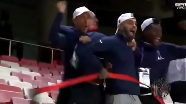 Neymar enfiando a bola gosto nas costas da defesa