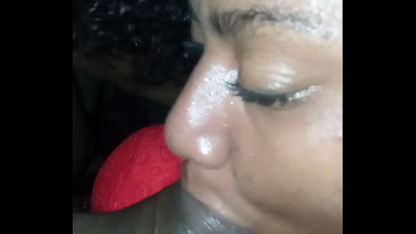 Play MP4 - Haciendo garganta profunda