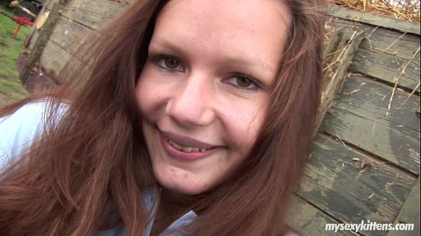 Play MP4 - Teen Sindy fuck dildo outside