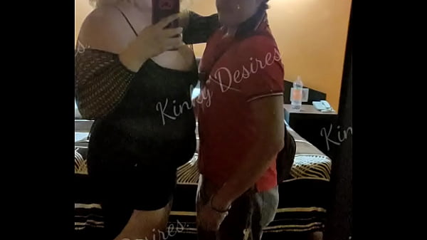 Chico Dotado Me Pre&ntilde;a Mientras Mi Esposo Piensa Que Estoy Con Amigas thumbnail