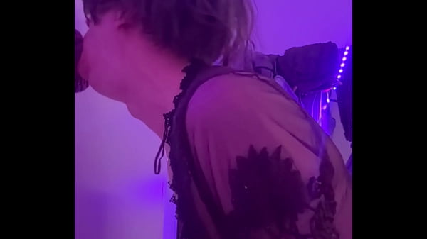 Play MP4 - Training my throat with my new toy