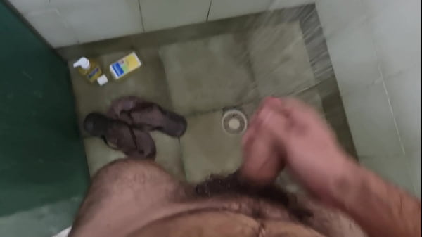 Play MP4 - Peludo batendo uma punheta no chuveiro