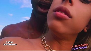 Neg&atilde;o comendo a esposa na rua 