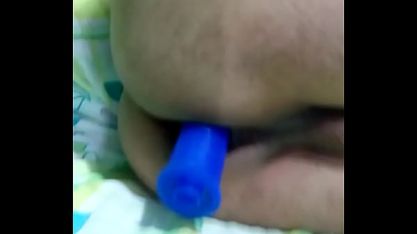 Preciosa travesti jugando con dildo 