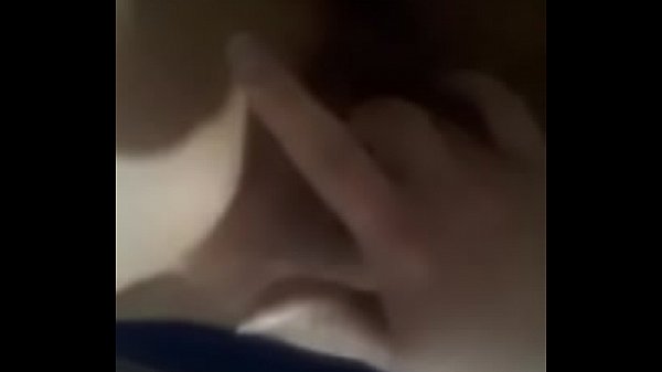 Bella ragazza calda_si diverte sgrillettandosi in bagno