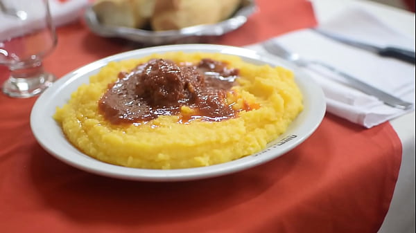 Se arma una fiesta de comida y todos se suman a la mesa del comedor balcarce para probar todo lo que est&aacute; disponible en el bodeg&oacute;n 