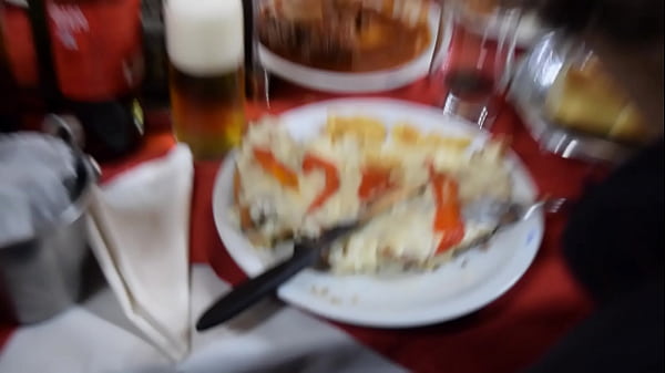 Se arma una fiesta de comida y todos se suman a la mesa del comedor balcarce para probar todo lo que est&aacute; disponible en el bodeg&oacute;n