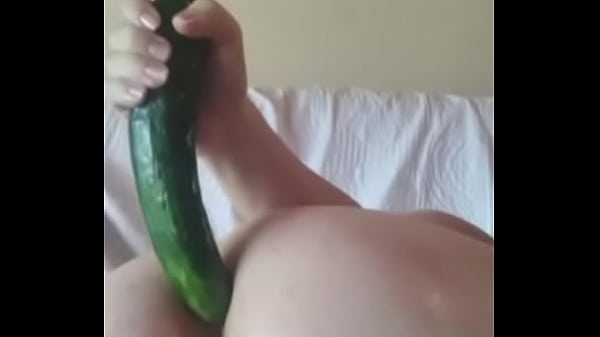 Play MP4 - Brincando com um pepino grande