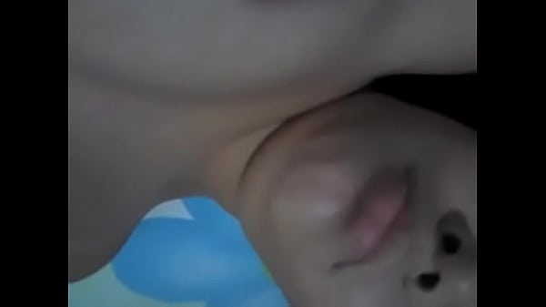 Wendy jugando con sus lindos pechos 