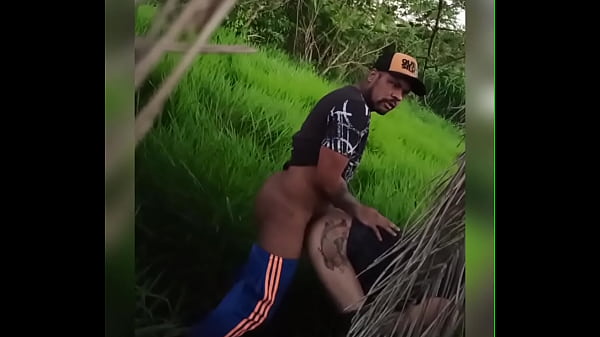 Branquinho Dando Para O Negr&atilde;o Em Publico thumbnail