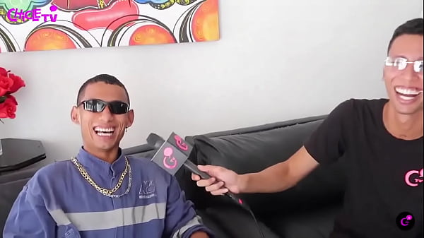 El tatuador le tatuo la oreja a lo rasta y lo perjudico 