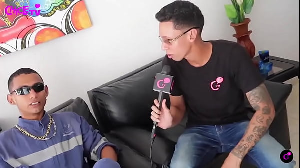 El tatuador le tatuo la oreja a lo rasta y lo perjudico 