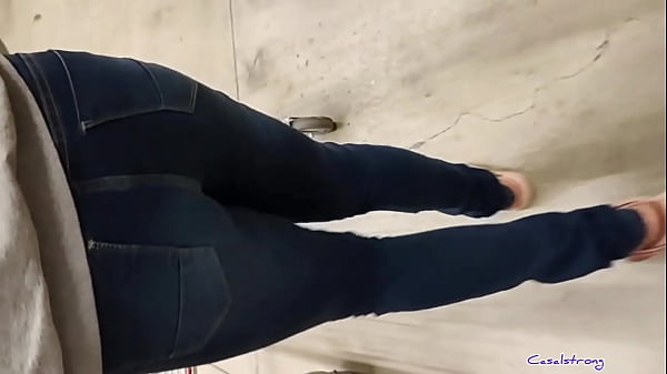 Play MP4 - Loira gostosa fazendo compras em mercado na Praia Grande faz a alegria dos homens do litoral paulista