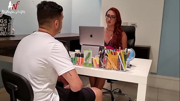 Novinho gozou na cara da doutora 