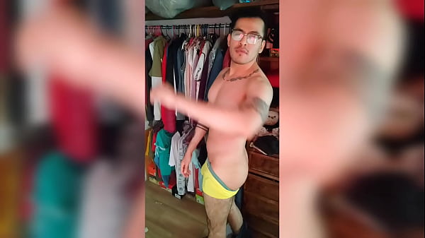 Play MP4 - Hetero tatuado verg&oacute;n se desnuda lentamente hasta terminar jalandose su vergota gruesa de 18cm