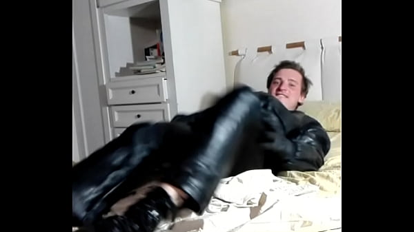 Hei&szlig; Mit Leder Outfit thumbnail