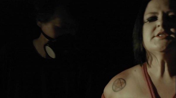 Atriz bbw sendo amarrada em cena de bdsm