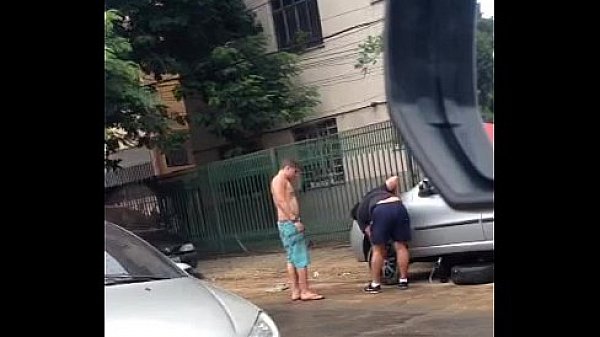 LOIRO DE PAU DURO DURANTE O DIA EM NITER&Oacute;I 