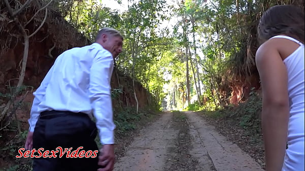 Play MP4 - Mo&ccedil;a do interior fica perdida e acaba fazendo sexo anal e DP com dono da ch&aacute;cara e amigo - Parte 2-2 Trailer-b