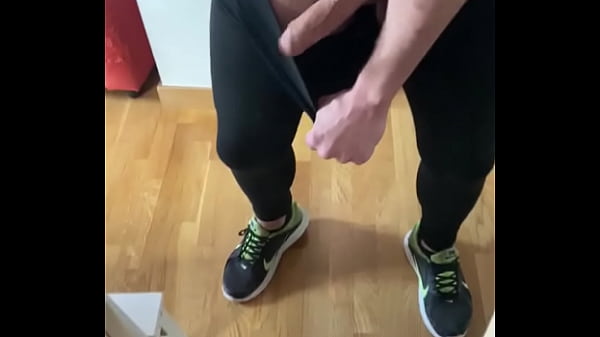 Gym polla grande se la saca de los leggins 