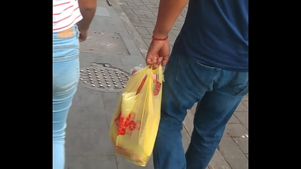 Una hermosa nalgona con su novio