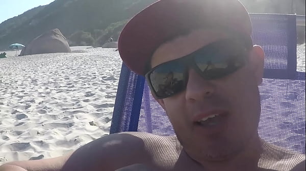 Top Less De Seios Gigantes Na Praia thumbnail