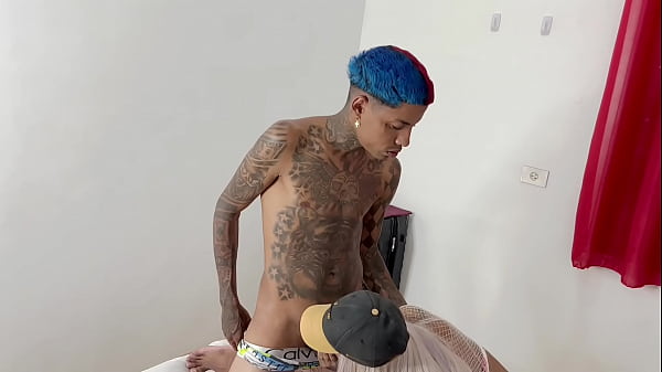 A vizinha magrinha siliconada n&atilde;o viu a hora de dar a bucetinha para o novinho 